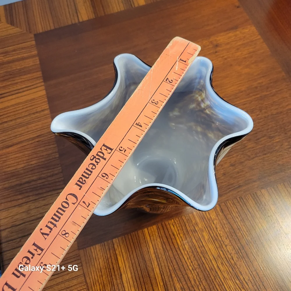 ART GLASS VASE. - Picture 6 of 6